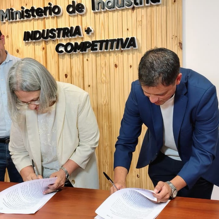 Industria impulsa becas para fortalecer el sector productivo y generar más empleo calificado