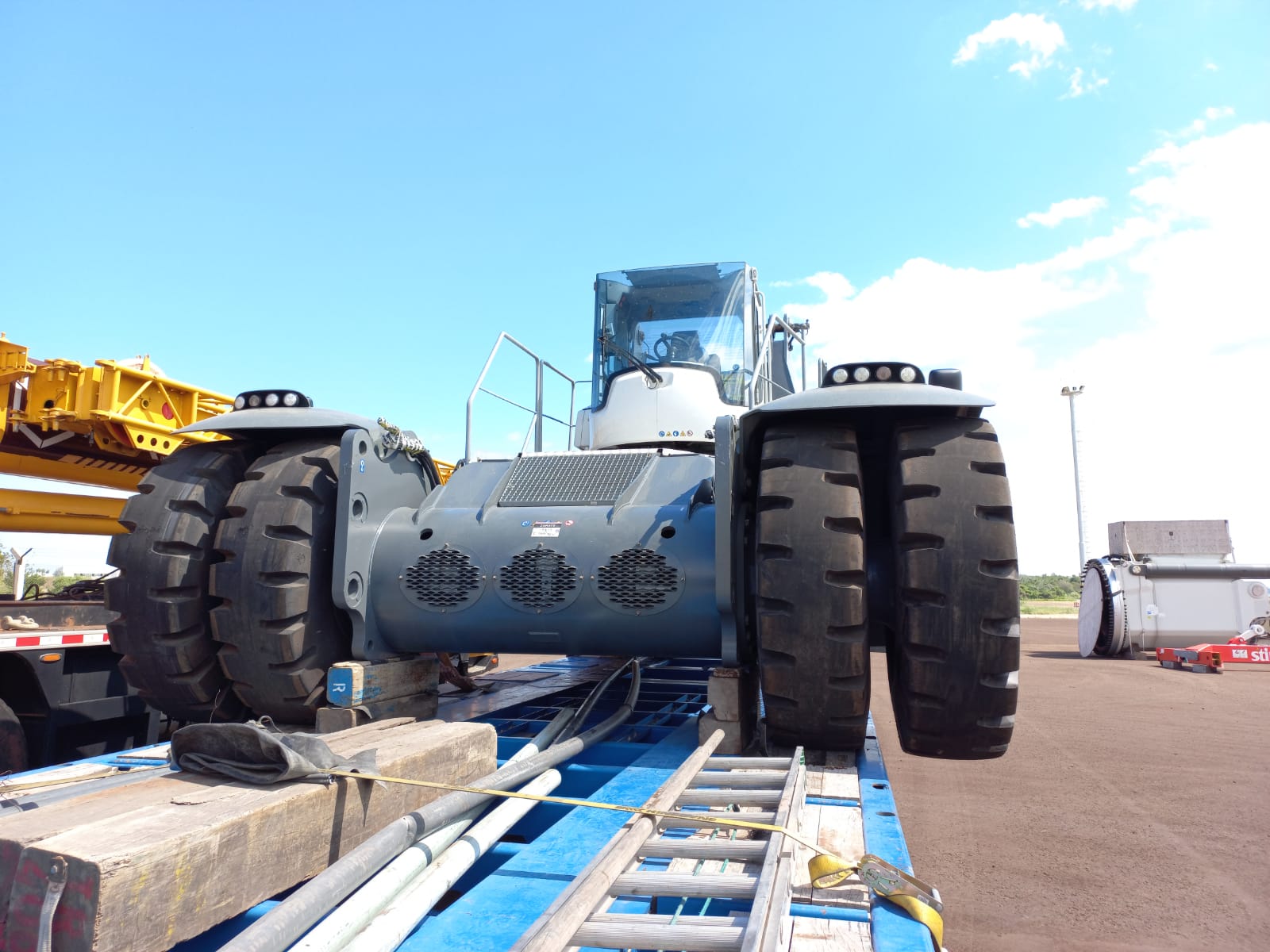 Arribó al Puerto de Posadas el Reachstaker Liebherr 220322 03